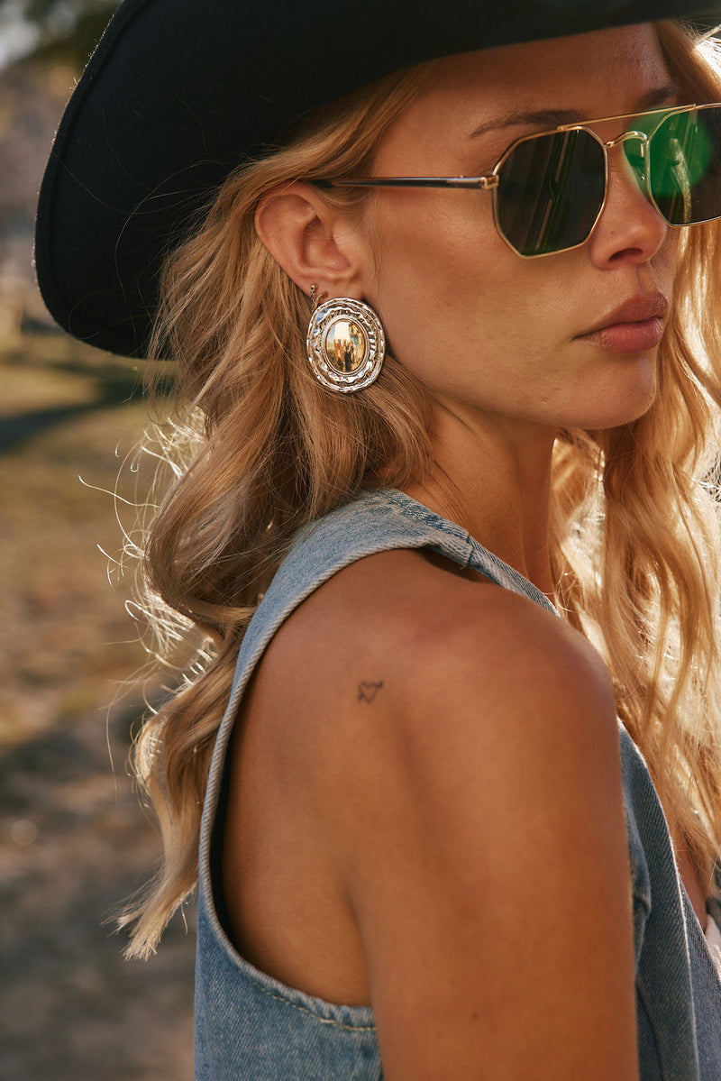 Gold earrings with refined detailing and an elegant finish.