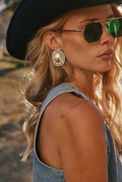 Gold earrings with refined detailing and an elegant finish.
