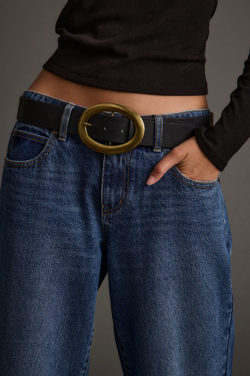 Black belt with refined detailing and a flattering silhouette.