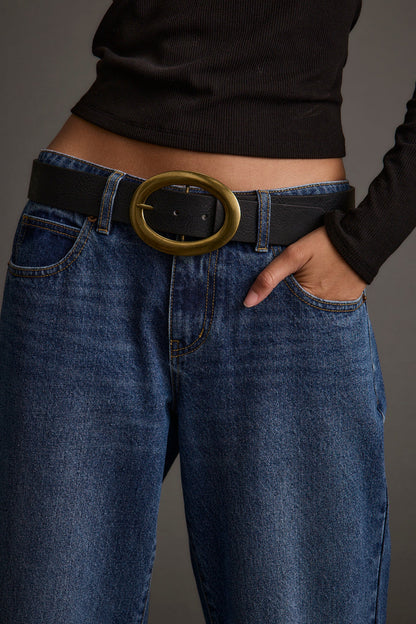 Black belt with refined detailing and a flattering silhouette.