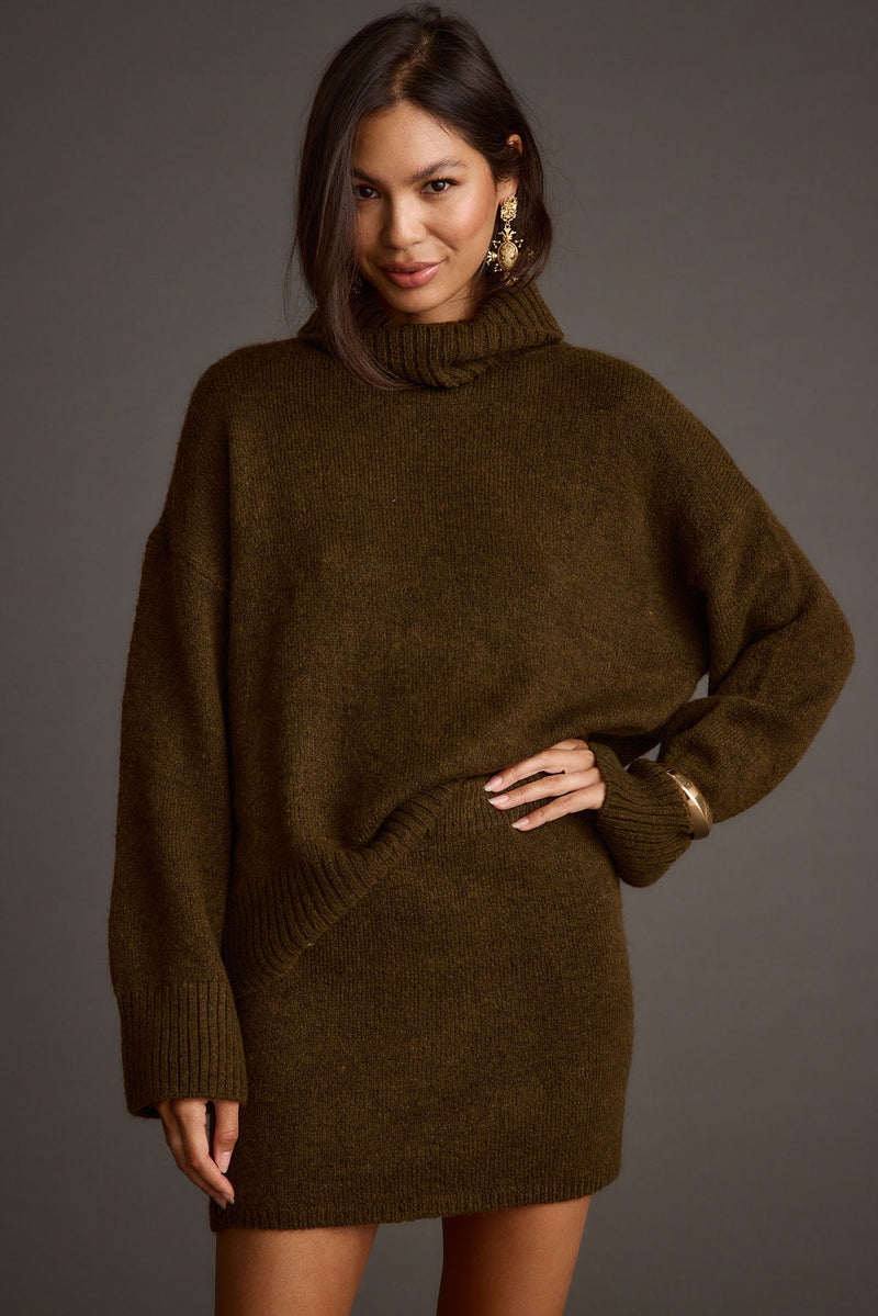 Sweater with elegant accents, a silver mini skirt essential.