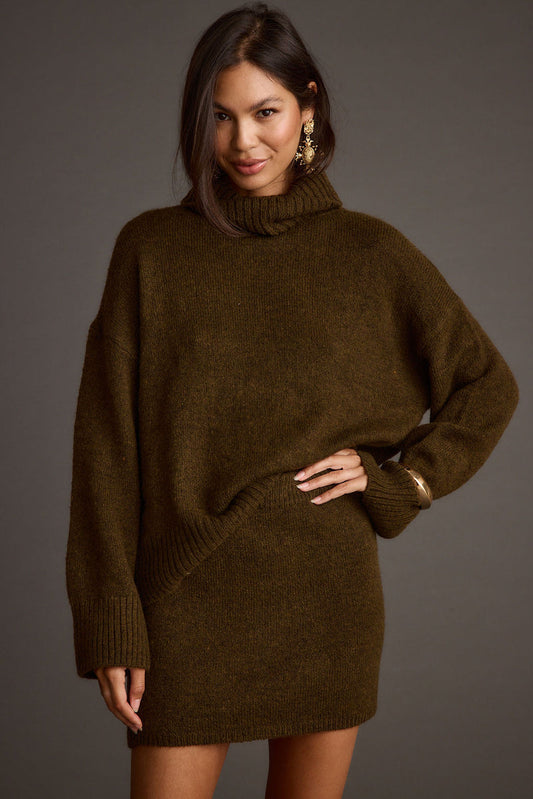 Sweater with elegant accents, a silver mini skirt essential.