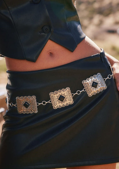 Silver belt with refined detailing and a flattering silhouette.