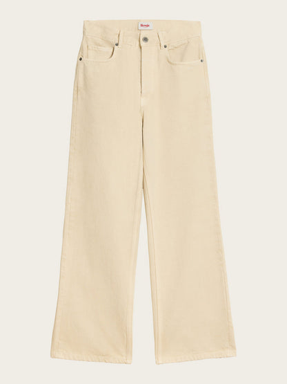 CONCORDE ecru high-rise bootcut jeans, lifestyle setting by Rouje