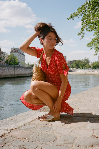 JACQUELINE retro silver mules worn in Paris by a model styling the LAURA fluid dress