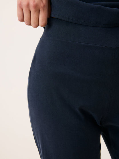 GLENDA navy blue flowing pants, detail of elastic waist by Rouje