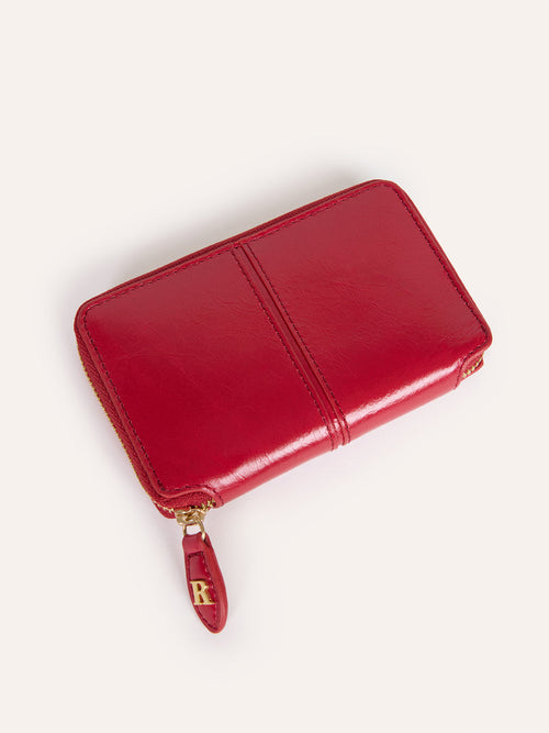 Close view of the Ristretto red aged leather wallet with golden zipper closure.