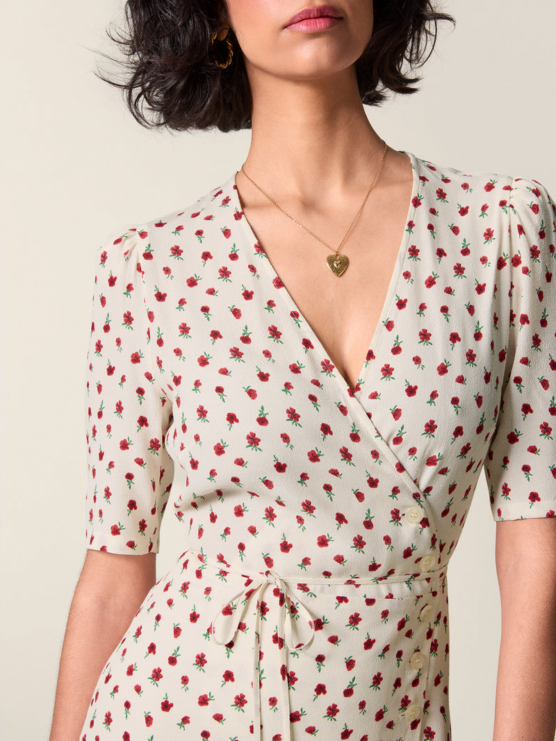 Zoom in on the décolleté of the gabin fleurette sauvage dress.